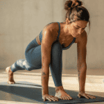 vinyasa yoga posture dynamique femme