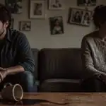 adulte immature emotionnel sur canapé
