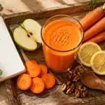 peut on boire du jus de carotte tous les jours verre plateau carottes