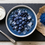 Aliments bleus : smoothie spiruline bleue, myrtilles et ardoise