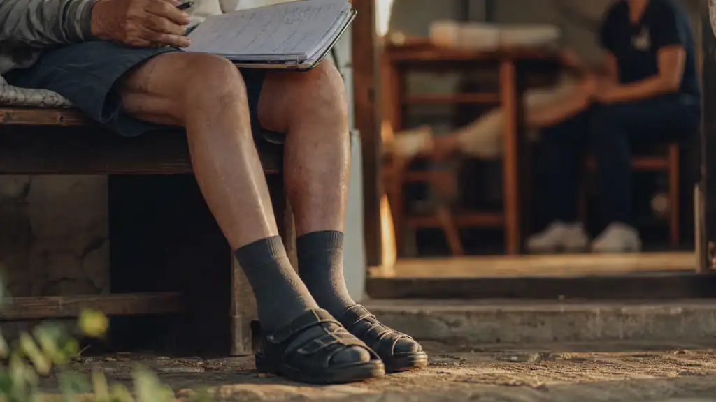 Parkinson pieds gonflés : chevilles et pieds visibles chez un homme âgé