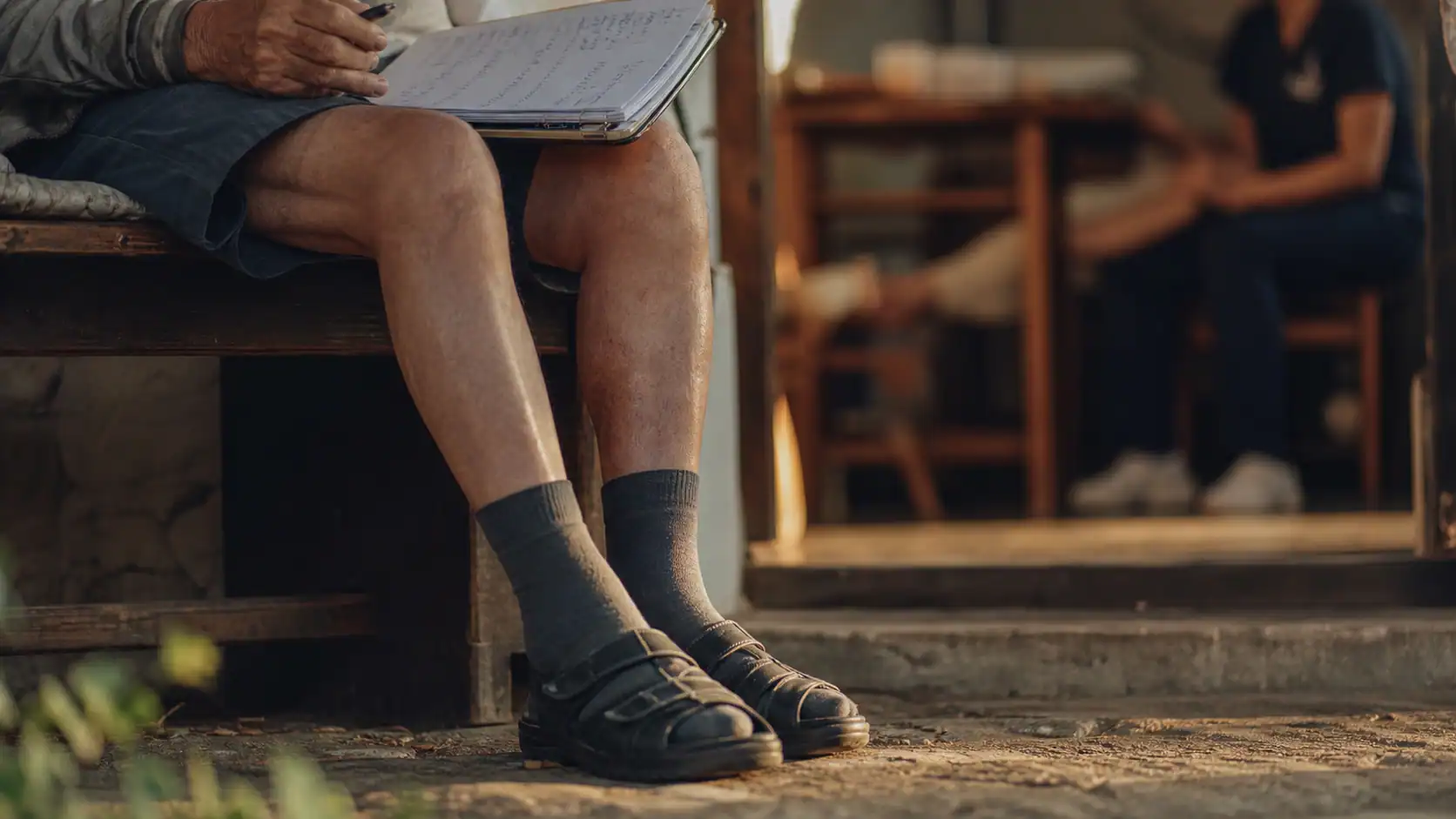 Parkinson pieds gonflés : chevilles et pieds visibles chez un homme âgé