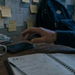 Les pompeurs d'energie : limites au bureau, main hésitante, post-it « Limites »
