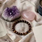 Pierres énergétiques : améthyste, quartz rose et œil de tigre sur table